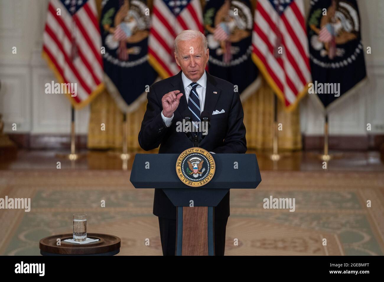 Washington, Usa. August 2021. Präsident Joe Bide hält am Mittwoch, den 18. August 2021, im Ostsaal des Weißen Hauses in Washington, DC, Bemerkungen zur COVID-19-Reaktion und zum Impfprogramm. Heute haben Experten des Gesundheitsministeriums und des Gesundheitsministeriums der Vereinigten Staaten (HHS) einen Plan für die Verabreichung von Auffrischungsimpfungen im Laufe dieses Herbstes bekannt gegeben, bis die endgültige Bewertung und Empfehlungen der Food and Drug Administration (FDA) vorliegt. Foto von Ken Cedeno/UPI Credit: UPI/Alamy Live News Stockfoto