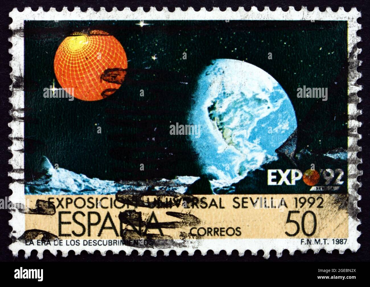 SPANIEN - UM 1987: Eine in Spanien gedruckte Marke zeigt die Erde, die Mondoberfläche, EXPO '92, Sevilla, um 1987 Stockfoto