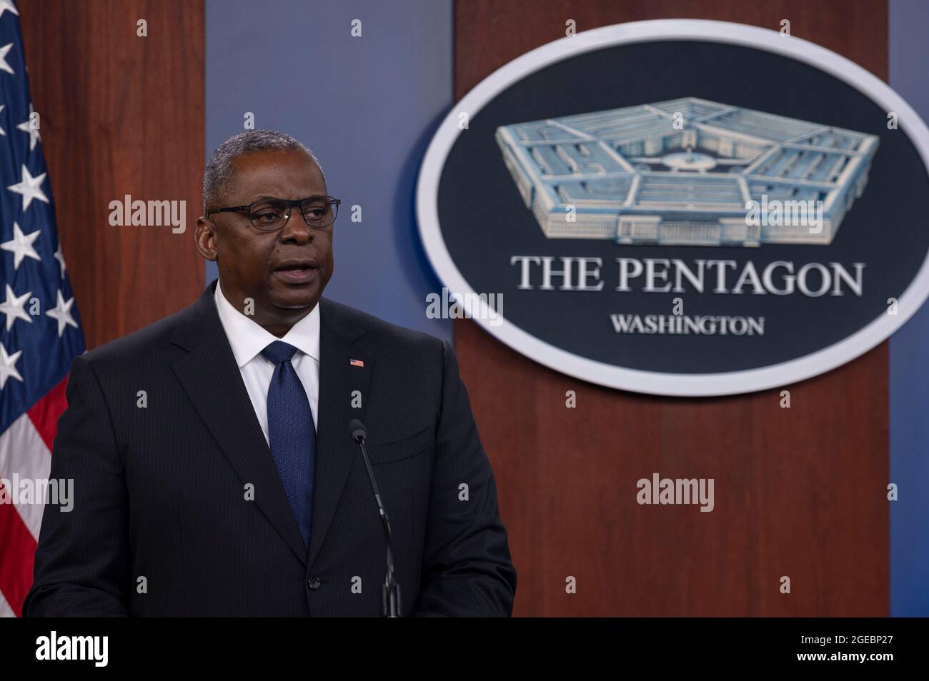 Arlington, Vereinigte Staaten Von Amerika. August 2021. Der US-Verteidigungsminister Lloyd Austin spricht am 18. August 2021 im Pentagon in Arlington, Virginia, über eine Pressekonferenz zur Lage in Afghanistan. Quelle: Planetpix/Alamy Live News Stockfoto