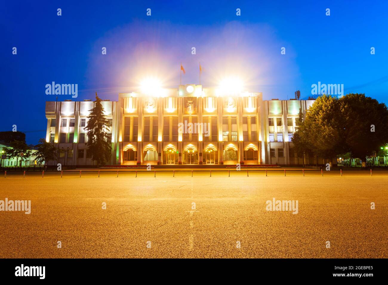 Jaroslawl Regierungsgebäude auf dem sowjetischen Platz in der Stadt Jaroslawl, Goldener Ring Russlands bei Nacht Stockfoto