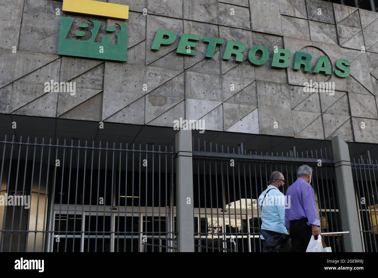 Logo der Petrobras-Ölgesellschaft auf dem Hauptsitz des Unternehmens. Brasilianische staatliche Unternehmen in der Erdölindustrie - Rio de Janeiro, Brasilien 06. Stockfoto