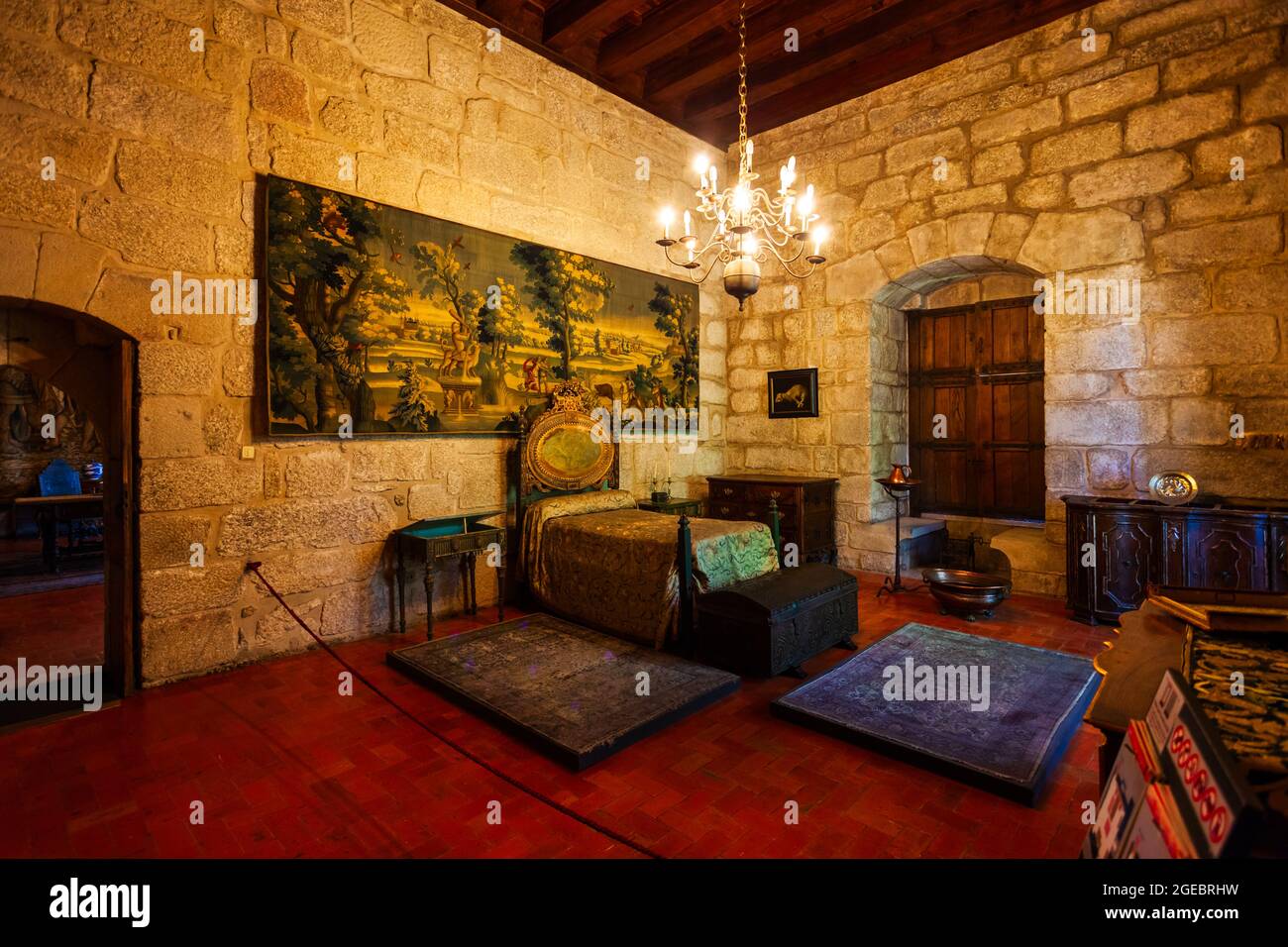 GUIMARAES, PORTUGAL - 11. JULI 2014: Palast der Herzöge von Braganza, ein mittelalterliches Anwesen in Guimaraes Stadt, Portugal Stockfoto