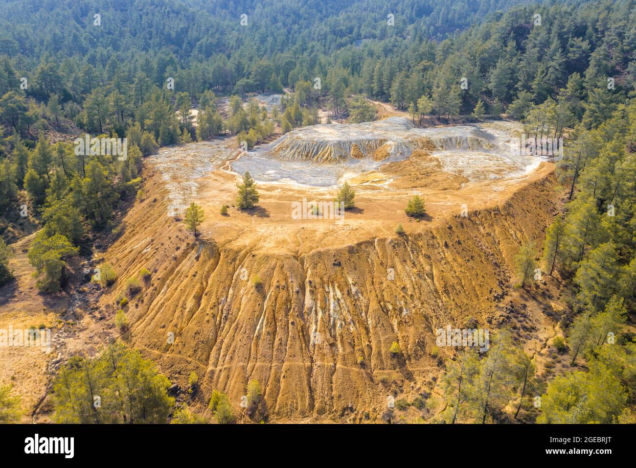 Der Abbau von Lagerbeständen an verlassenen Standorten der Kupfermine im Paphos-Wald, Zypern. Luftaufnahme Stockfoto