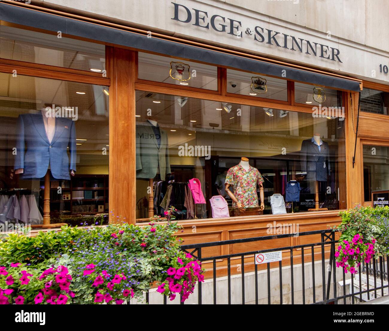 Store Frontage des berühmten Schneiderhauses Dege and Skinner, Savile Row, London; eine Straße, die für hochwertige maßgeschneiderte Schneiderei berühmt ist Stockfoto