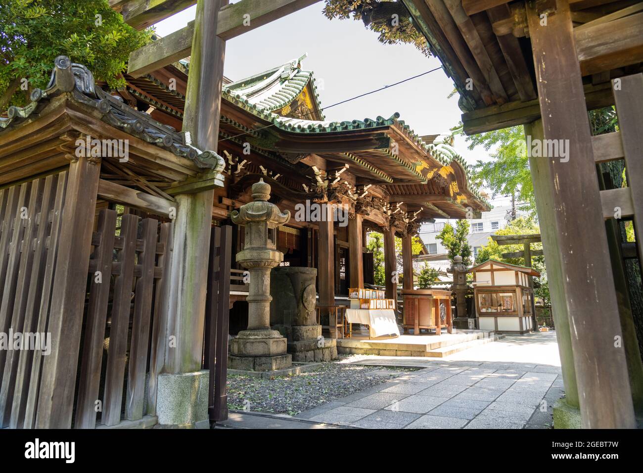 Mitsutorii-Tor, das zur Andachtshalle am Ushijima-Schrein am Ostufer des Sumida-Flusses in Sumida-ku, Tokio, Japan, führt. Der Tempel wurde in 929 u.Z. aus hinoki Zypressenholz gebaut. Stockfoto