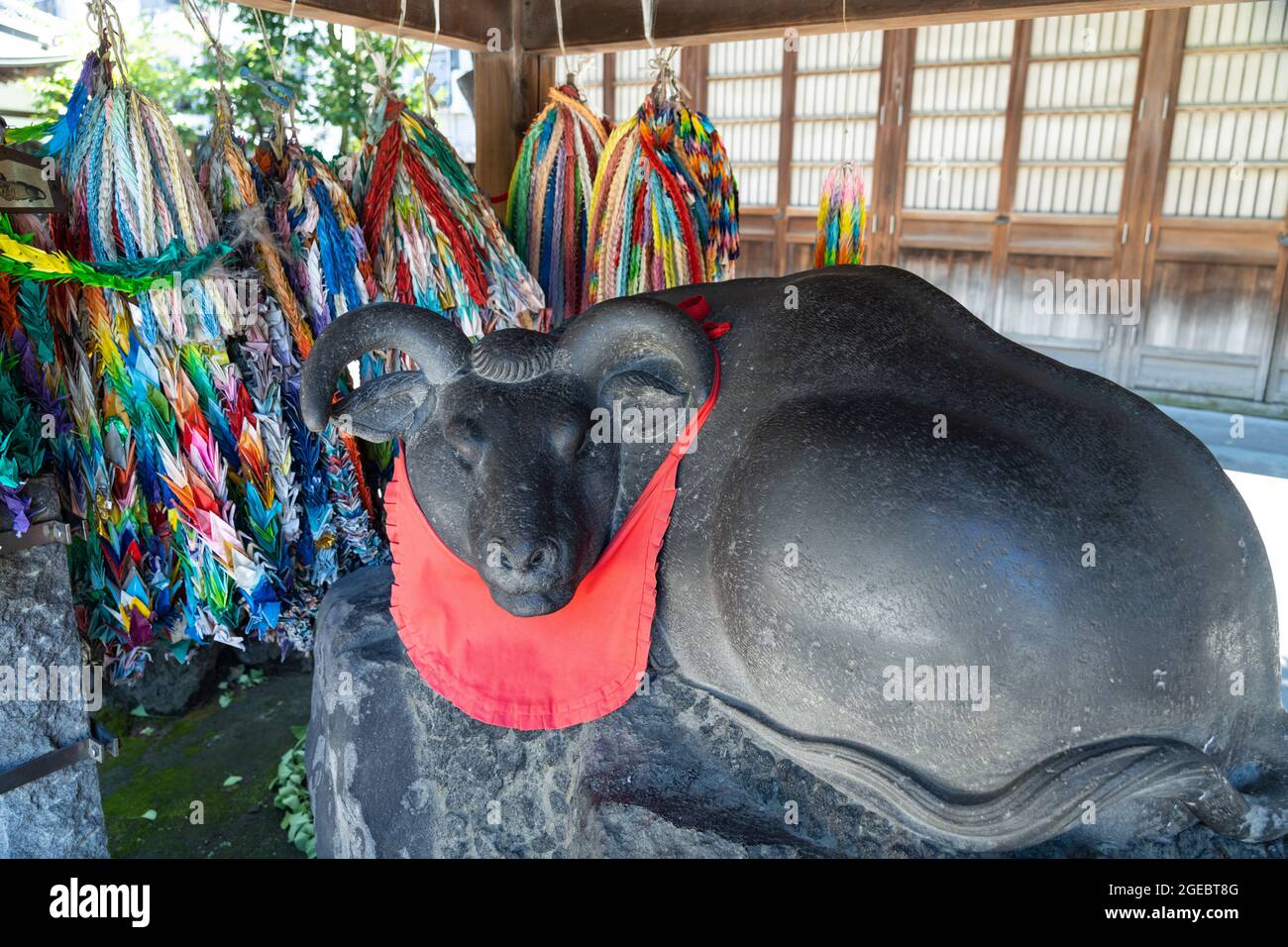 Die heilige Nadeushi oder patzende Kuh am Ushijima-Schrein am Ostufer des Sumida-Flusses in Sumida-ku, Tokio, Japan. Der Tempel wurde in 929 u.Z. aus hinoki Zypressenholz gebaut. Stockfoto