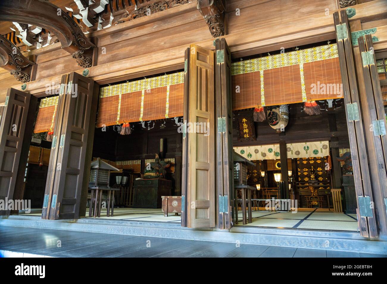 Andachtshalle am Ushijima-Schrein am Ostufer des Sumida-Flusses in Sumida-ku, Tokio, Japan. Der Tempel wurde in 929 u.Z. aus hinoki Zypressenholz gebaut. Stockfoto