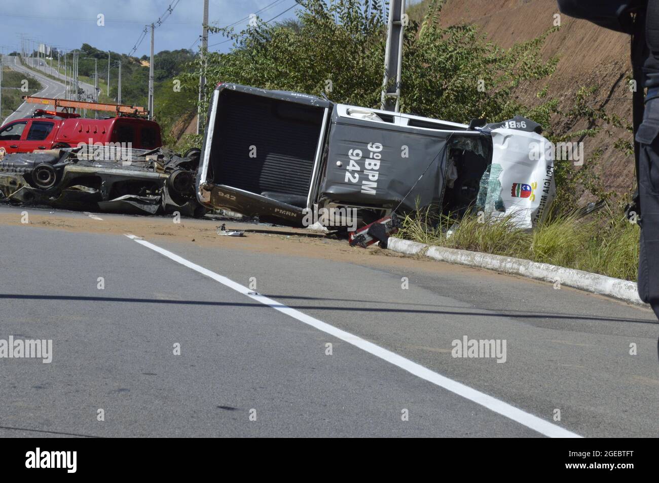 18. August 2021, Natal, Rio Grande do Norte, Brasilien: (INT) Polizeiauto und gestohlenes Auto fallen bei einer Verfolgungsjagd in Natal (RN) von einer Klippe. 18. August 2021, Natal, Rio Grande do Norte, Brasilien: Am Mittwoch (18) starb ein Verdächtiger und eine Geisel, nachdem das Auto, in dem sie sich befanden, von einer Klippe fiel und auf der Verlängerung der Prudente de Morais Avenue, die Natal mit Parnamirim verbindet, Feuer fing. Die Informationen wurden von der Delegierten Luiz Lucena bestätigt, die für das 1. Zivilpolizistenviertel von Parnamirim verantwortlich ist. Ihm zufolge wurde das Fahrzeug im Stadtteil Alecrim, auf der Ostseite von Natal, ausgeraubt. Das Opfer, auf Stockfoto