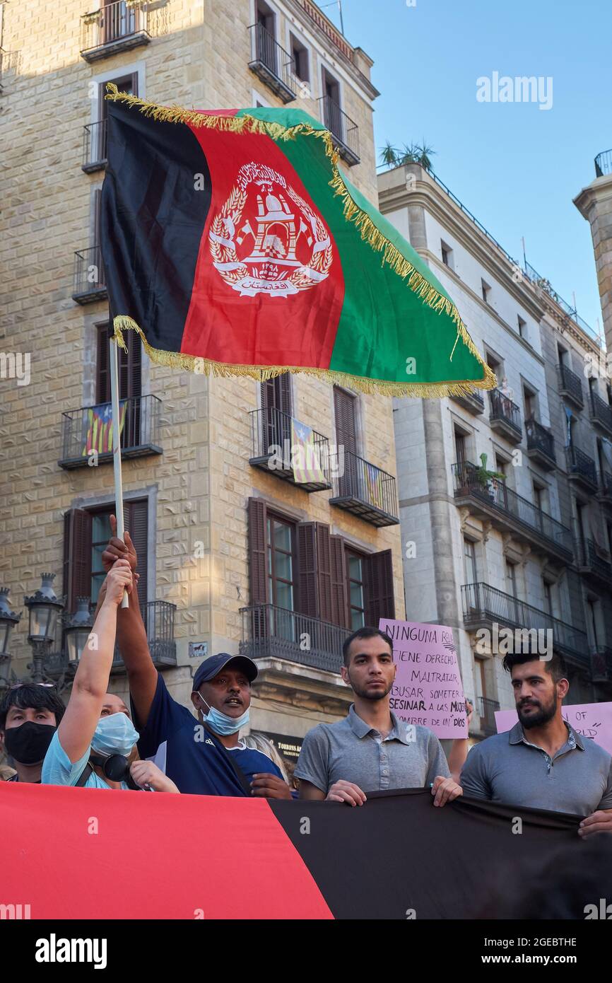 Konzentration auf dem Sant Jaume Platz in Barcelona in Solidarität mit den Mädchen und Frauen Afghanistans und zur Verteidigung ihrer Rechte. Barcelona, w Stockfoto