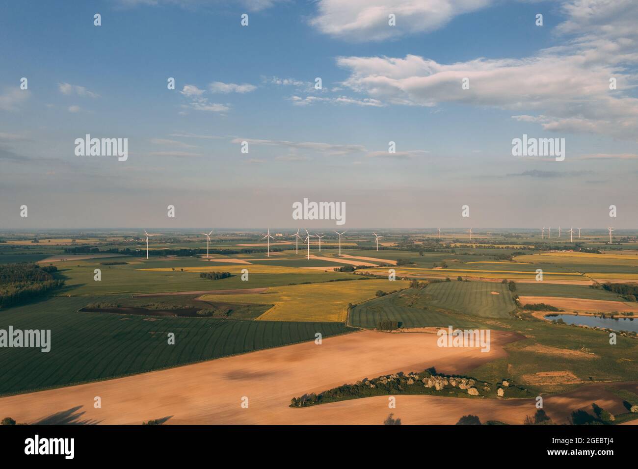Drohnenfotografie des Windparks auf den grünen Feldern Polens im Spätsommer. Nachhaltige Energieerzeugung aus der Windenergieanlage Stockfoto