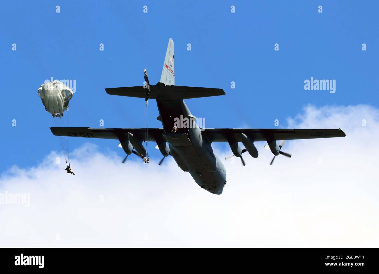 Soldaten der 294. Quartermaster Company, der 338. Quartermaster Company, der Texas Army National Guard, der 3. Special Forces Group, Soldaten der Special Forces Group der Lettischen Armee und des 4. Bataillons der Britischen Armee, des Fallschirmregiments (4 PARA), Sprung und Fallschirm aus einem C-130 Hercules Flugzeug über Camp Greyling Joint Maneuver Training Center, Greyling, Michigan, 13. August 2021. Die Dienstmitglieder führten während des Northern Strike 21 gemeinsame Flugtrainings durch, was eine Gelegenheit darstellt, während der Schulung in Reali Bereitschaft und Interoperabilität mit anderen Einheiten und multinationalen Partnern aufzubauen Stockfoto