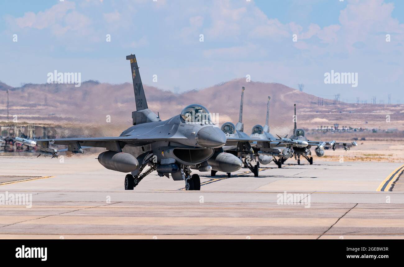 Mehrere F-16 Fighting Falcon Kampfflugzeuge, die dem 20. Kampfflügel der Shaw Air Force Base, South Carolina, zugewiesen wurden, bevor sie für eine Mission der Roten Flagge 21-3 auf der Nellis Air Force Base, Nevada, am 2. August 2021 startten. Die F-16 ist ein relativ preisgünstiges, leistungsfähiges Waffensystem für die Vereinigten Staaten und alliierte Nationen. (USA Luftwaffe Foto von William R. Lewis) Stockfoto