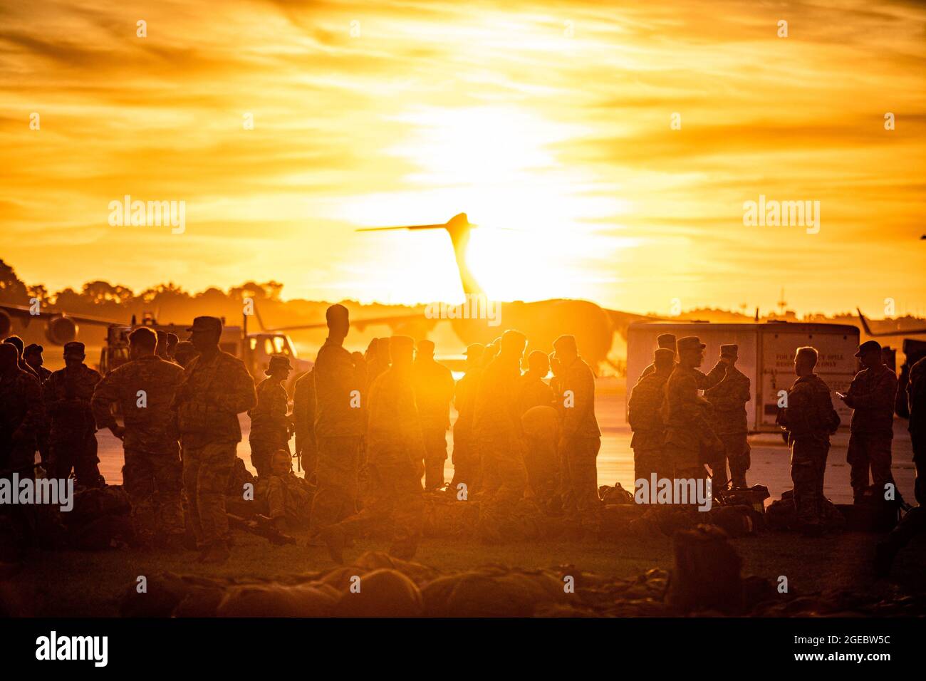 Fallschirmjäger, die dem 1-504. Kampfteam der 1. Brigade, der 82. Luftlandedivision, zugewiesen sind und derzeit an die Soforthilfe-Einsatztruppe Mobilize auf der gemeinsamen Basis Charleston, S.C., 14. August 2021, beauftragt sind. Die 82nd Airborne Division kann innerhalb von 18 Stunden überall auf der Welt eingesetzt werden. (USA Armeefoto von PFC. Vincent Levelev) Stockfoto