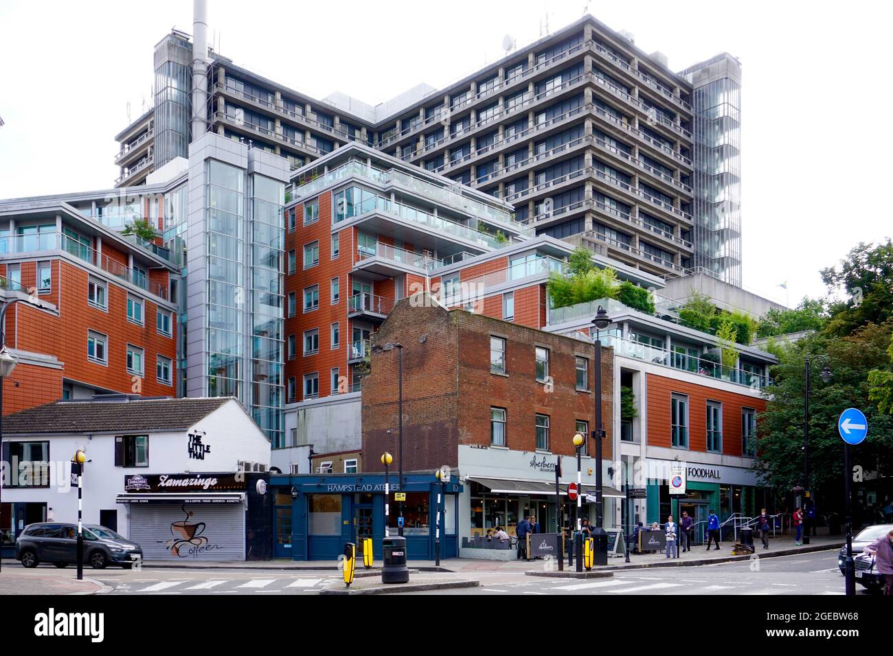 Wohnsiedlung mit Geschäften und Blick auf das Royal Free Hospital in South End Green, Hampstean Stockfoto