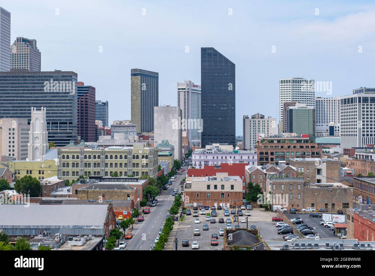 NEW ORLEANS, LA, USA - 30. JULI 2021: Blick aus der Vogelperspektive auf das Central Business District vom Warehouse District Stockfoto