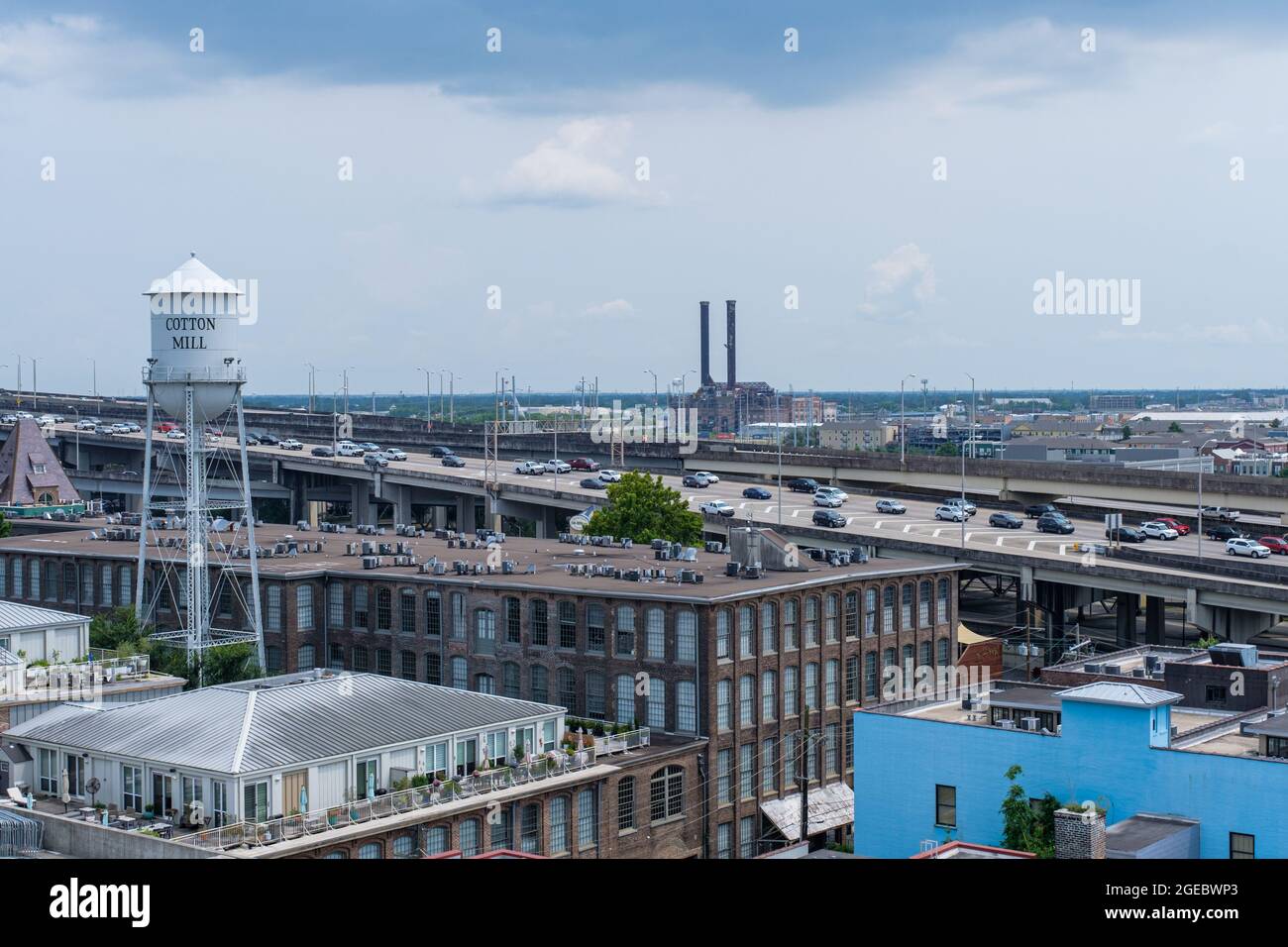 NEW ORLEANS, LA, USA - 30. JULI 2021: Blick von der Dachterrasse auf die Cotton Mill Apartments und den Verkehr auf dem Pontchartrain Expressway Stockfoto