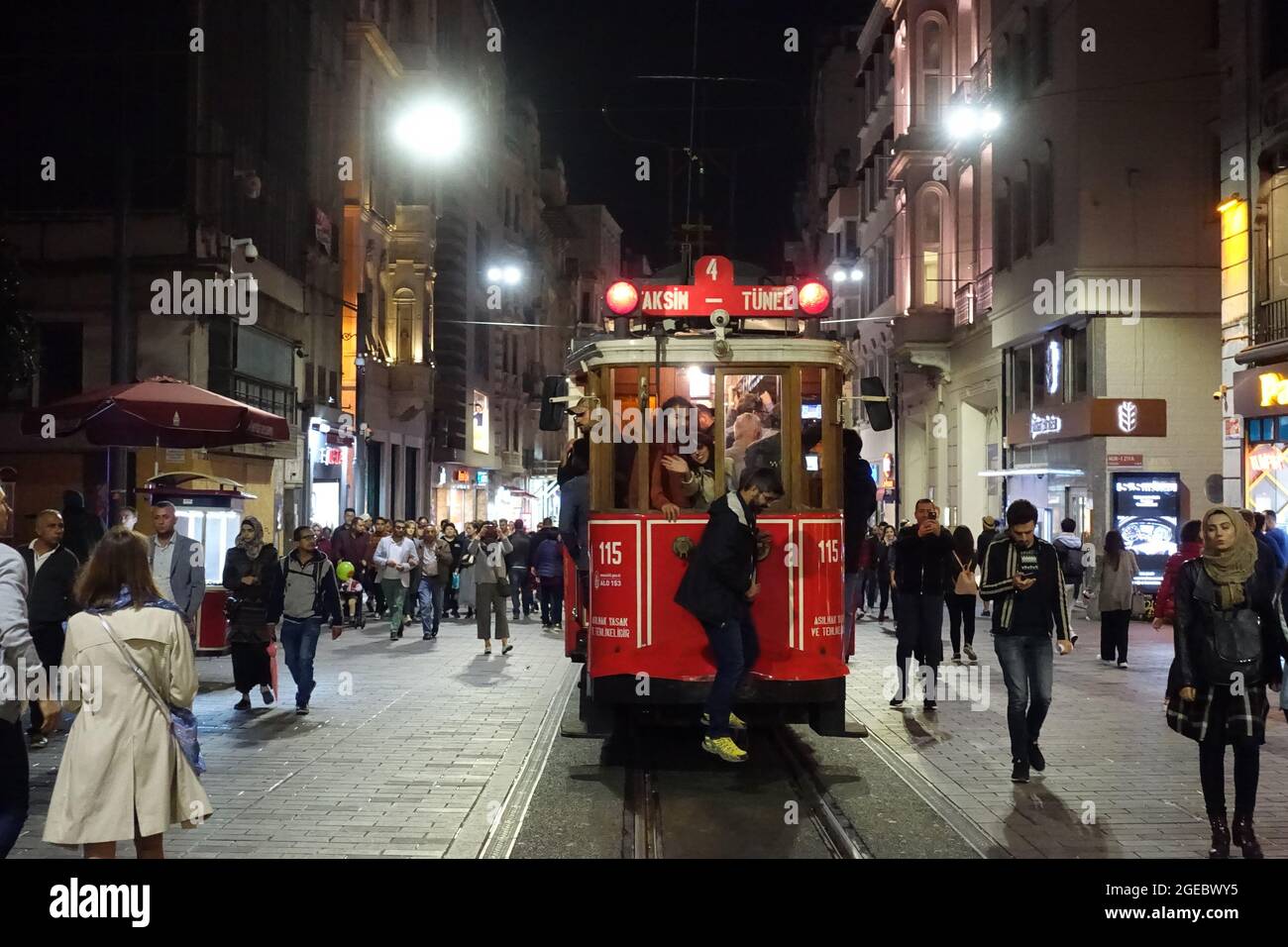 Türkei Istanbul - Straßenbahn in Beyoglu Istiklal Avenue - Grand Avenue of Pera Stockfoto