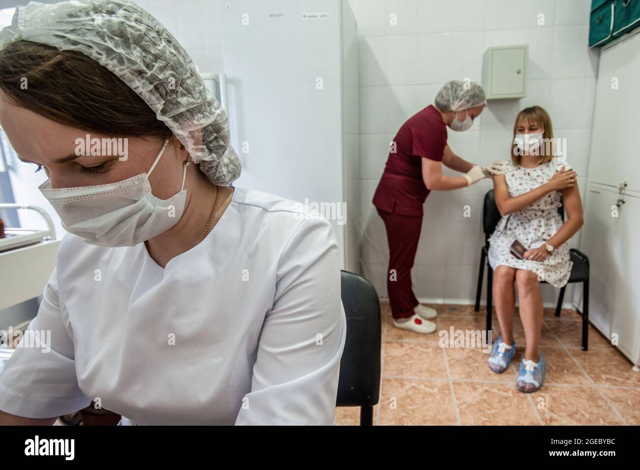 Tambow, Russland. August 2021. In der Poliklinik Nr. 2 impft eine Krankenschwester einen Patienten gegen Coronavirus.Mehr als 40 Millionen Russen haben mindestens eine Dosis des Coronavirus-Impfstoffs erhalten. Das sind 34.7 % der erwachsenen Bevölkerung des Landes. (Bild: © Lev Vlasov/SOPA-Bilder über ZUMA Press Wire) Stockfoto