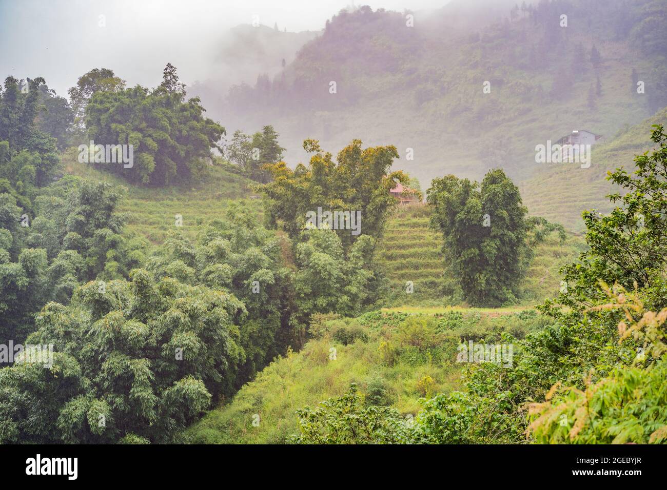 Landschaft von Sapa im Nebel, Nordwest-Vietnam. Vietnam öffnet sich für den Tourismus nach Quarantäne Coronovirus COVID 19 Stockfoto