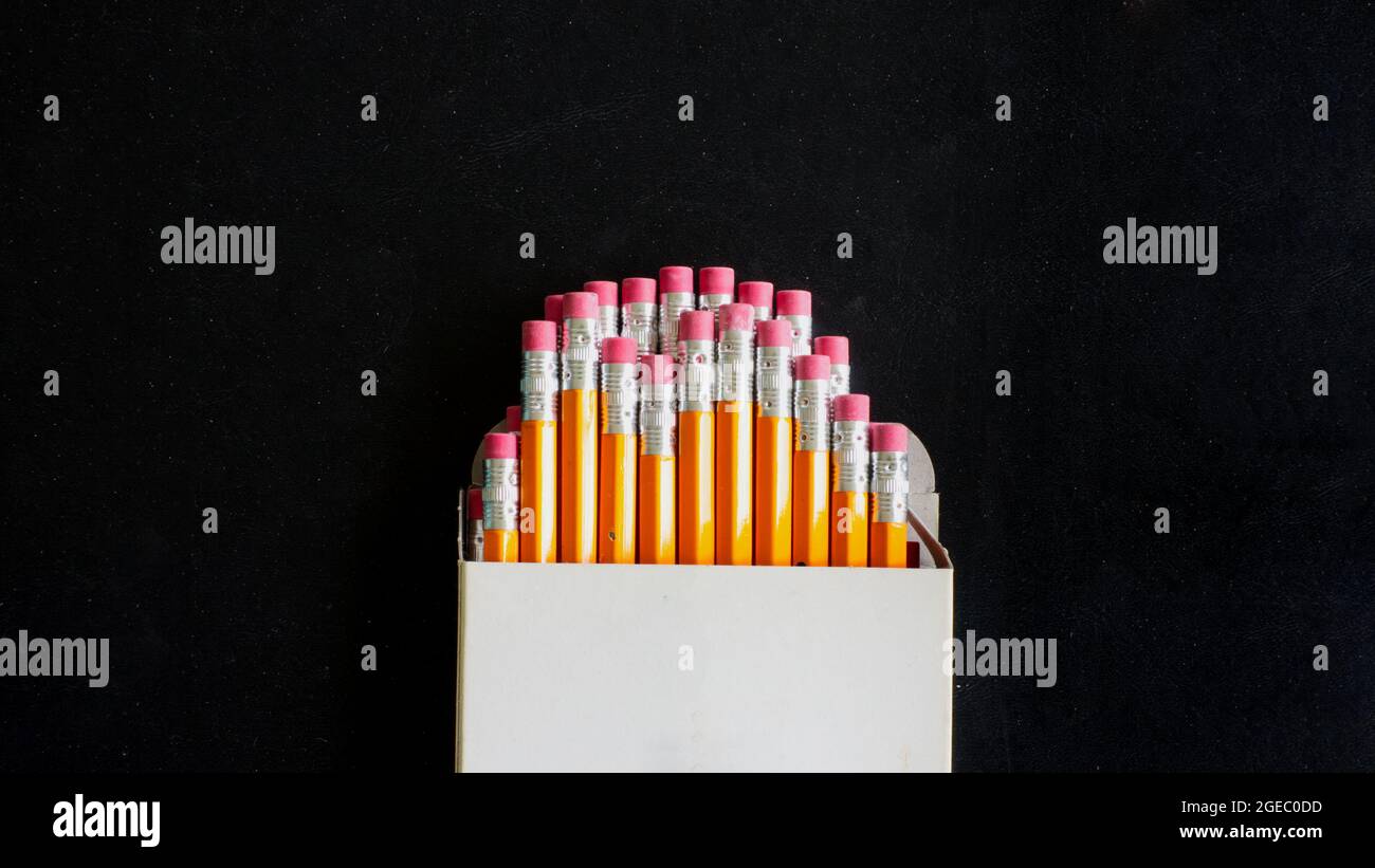 Eine Gruppe von Bleistiften auf schwarzem Hintergrund Stockfoto
