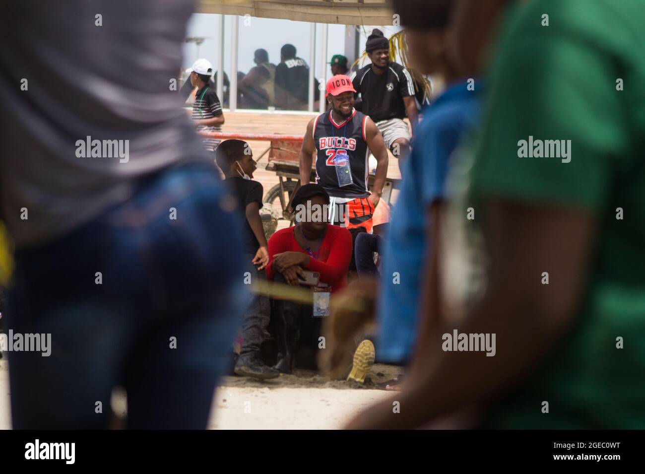 Migranten gehen lange Schlangen an Bord eines Bootes, während Tausende von haitianischen, afrikanischen und kubanischen Migranten, die aus Chile, Brasilien oder Surinam kamen, versuchen, Kolumbien durch die Gemeinde Necocli in Antioquia zu passieren, Kolumbien in Richtung Kolumbien - Panama Grenze mit dem Boot zu dann rach die Vereinigten Staaten von Amerika. Am 5. August 2021. Stockfoto