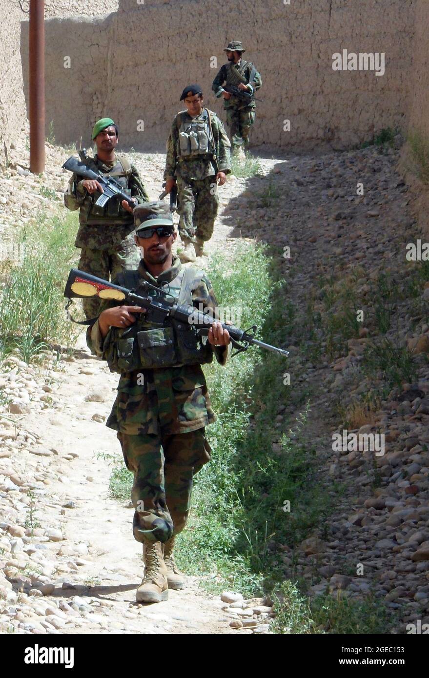 PATROUILLENBASIS FULOD, Provinz Helmand, Islamische Republik Afghanistan - Soldaten der afghanischen Nationalarmee vom 2. Tolay, 2. Kandak, patrouillieren einen Hügel in Sangin, Afghanistan, Mai 11. ANA-Soldaten führten die Anwesenheitssatrouille durch Sangin und waren für das Kommando und die Kontrolle der Patrouille verantwortlich. Stockfoto