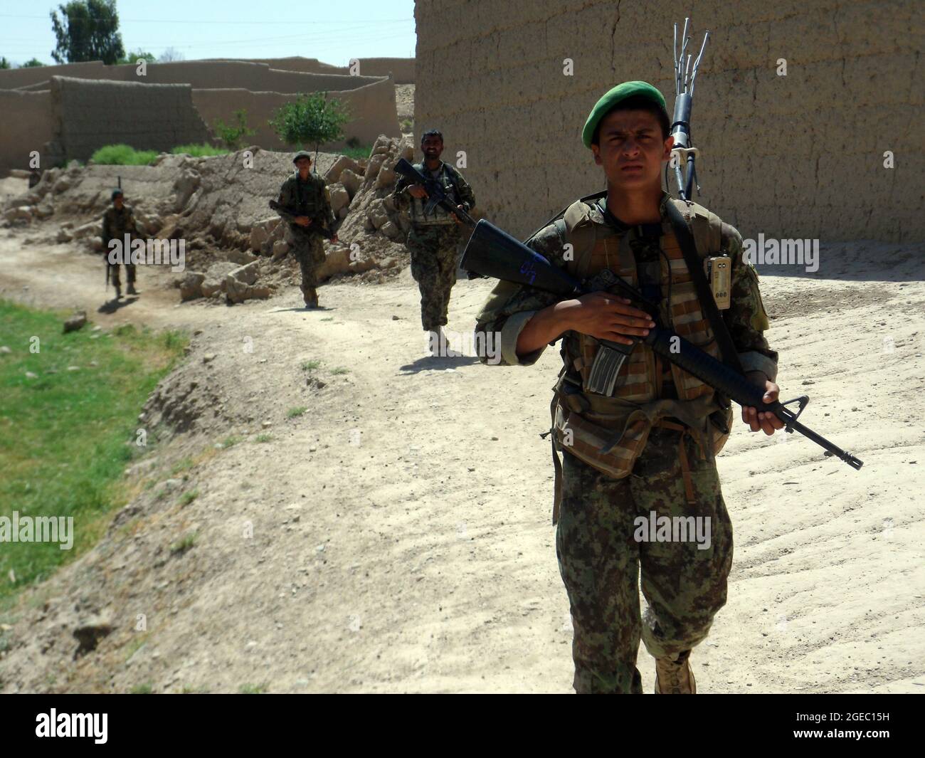 PATROUILLENBASIS FULOD, Provinz Helmand, Islamische Republik Afghanistan - Soldaten der afghanischen Nationalarmee vom 2. Tolay, 2. Kandak, in Sangin, patrouillieren die Straßen Afghanistans, Mai 11. ANA-Soldaten führten die Anwesenheitssatrouille durch Sangin und waren für die konterimprovisierten Sprengstoffmaßnahmen während der Patrouille verantwortlich. Stockfoto