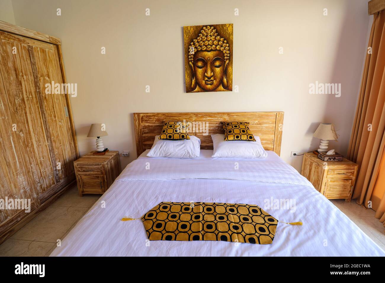 Canggu, Bali, Indonesien, April 15 2020. Modernes Schlafzimmer in  Luxusvilla. Bett mit weißen Laken und zwei Lampen in Nahaufnahme  Stockfotografie - Alamy