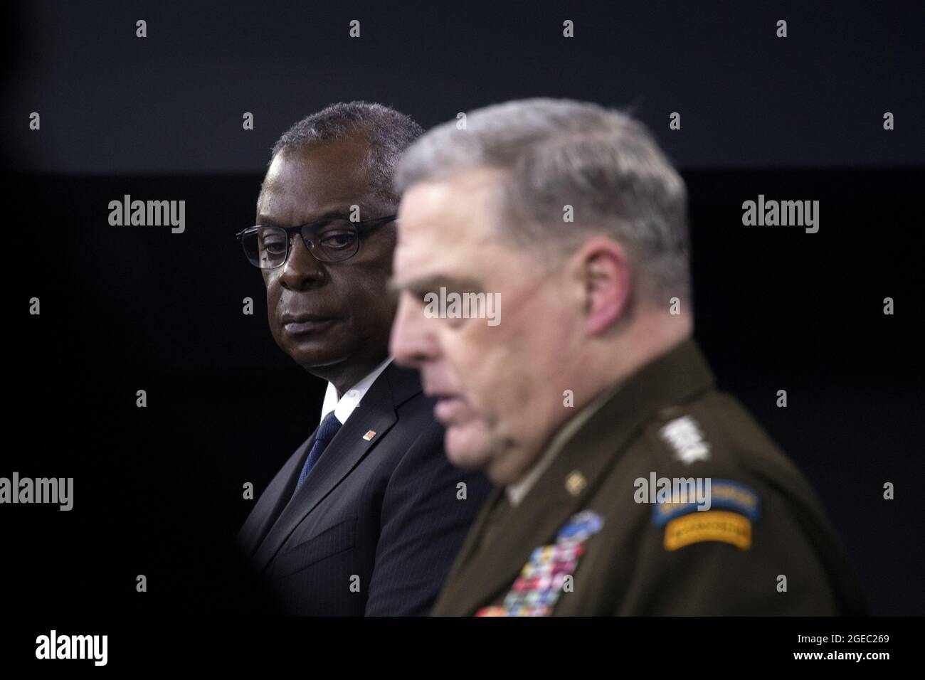 Arlington, Usa. August 2021. Verteidigungsminister Lloyd J. Austin III und Armeegeneral Mark A. Milley, Vorsitzender der Generalstabschefs, informieren die Medien im Pentagon in Washington, DC, Am 18. August 2021. Milley erklärte, dass der militärische Geheimdienst der USA nicht darauf hindeuten würde, dass Afghanistan so schnell wie möglich an die Taliban fallen würde, und fügte hinzu, dass die Vereinigten Staaten einen „eliberaten und verantwortlichen Abzug“ von Truppen durchgeführt hätten, die sich auf die Sicherung der US-Botschaft und der diplomatischen Präsenz in Afghanistan konzentrierten. Foto von Lisa Ferdinando/DoD/UPI Credit: UPI/Alamy Live News Stockfoto