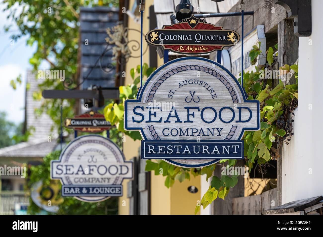 Die Restaurantschilder der St. Augustine Seafood Company entlang der St. George Street im Colonial Quarter der historischen Innenstadt von St. Augustine, Florida. (USA) Stockfoto