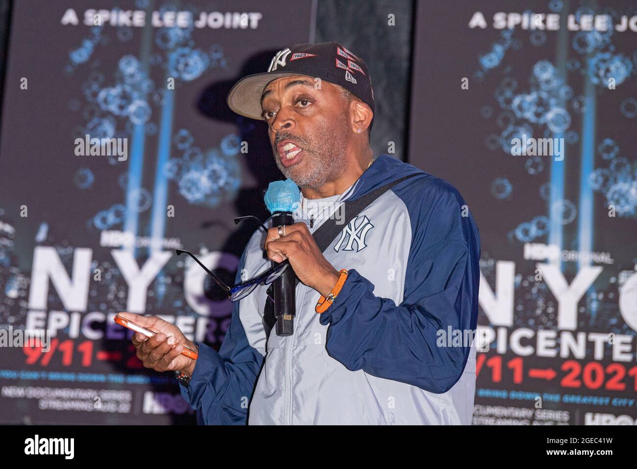 NEW YORK, NY - 18. AUGUST: Spike Lee spricht bei einer Sondervorführung von 'NYC Epicenters 9/11➔2021½' im Rockefeller Park in Downtown Manhattan am 18. August 2021 in New York City. Kredit: Ron Adar/Alamy Live Nachrichten Stockfoto