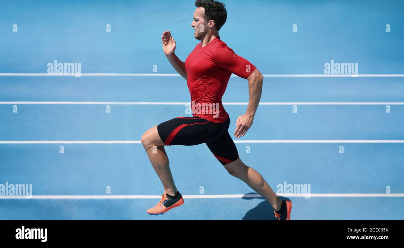 Der Läufer sprintet schnell auf der blauen Laufbahn bei der Leichtathletik im Freien und im Fielstadion. Sprinter-Athlet mit Kompressionskleidung für das Rennen Stockfoto