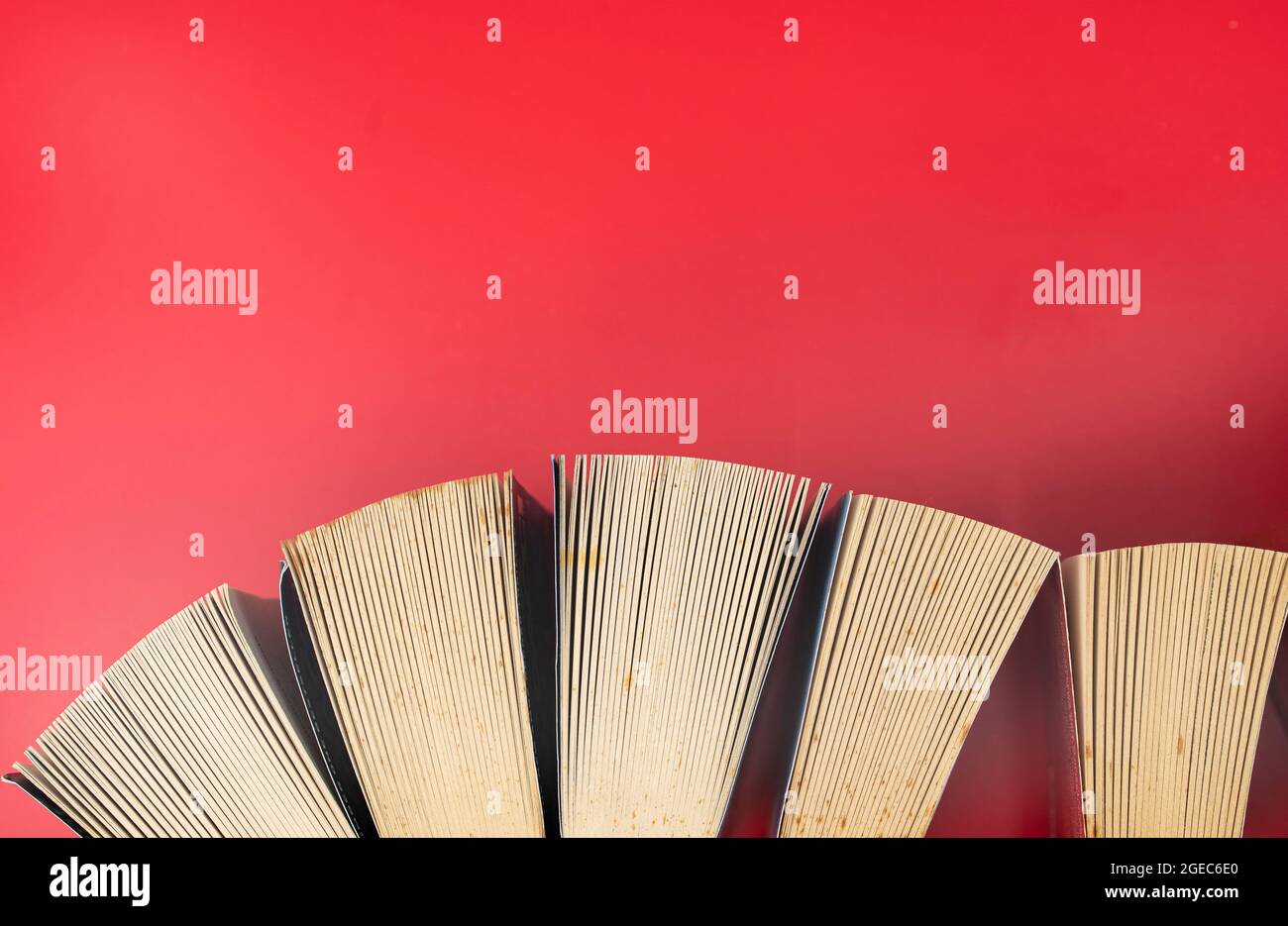 Nahaufnahme eines Bücherstapels in einer Wellenformation von oben. Selektive Fokuspunkte. Unscharfer Hintergrund Stockfoto