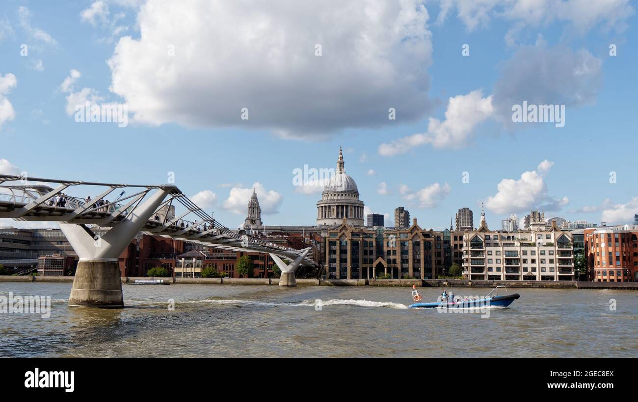 London, Greater London, England, August 10 2021: Motorboot auf der Themse fährt vor der St. Pauls Cathedral mit der Millennium Bridge. Stockfoto