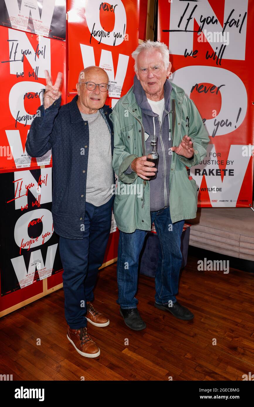 Berlin, Deutschland. August 2021. Volker Schlöndorff (l.) und Jim Rakete kommen zur Premiere des Films Now im Delphi Lux-Kino an. Quelle: Gerald Matzka/dpa/Alamy Live News Stockfoto