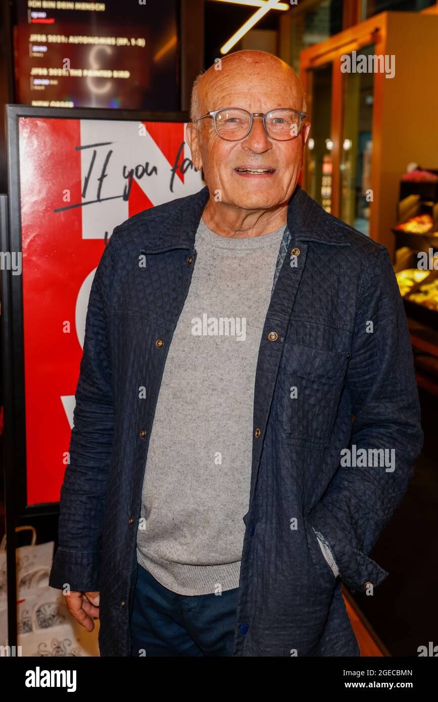 Berlin, Deutschland. August 2021. Volker Schlöndorff kommt zur Premiere des Films Now im Kino Delphi Lux. Quelle: Gerald Matzka/dpa/Alamy Live News Stockfoto