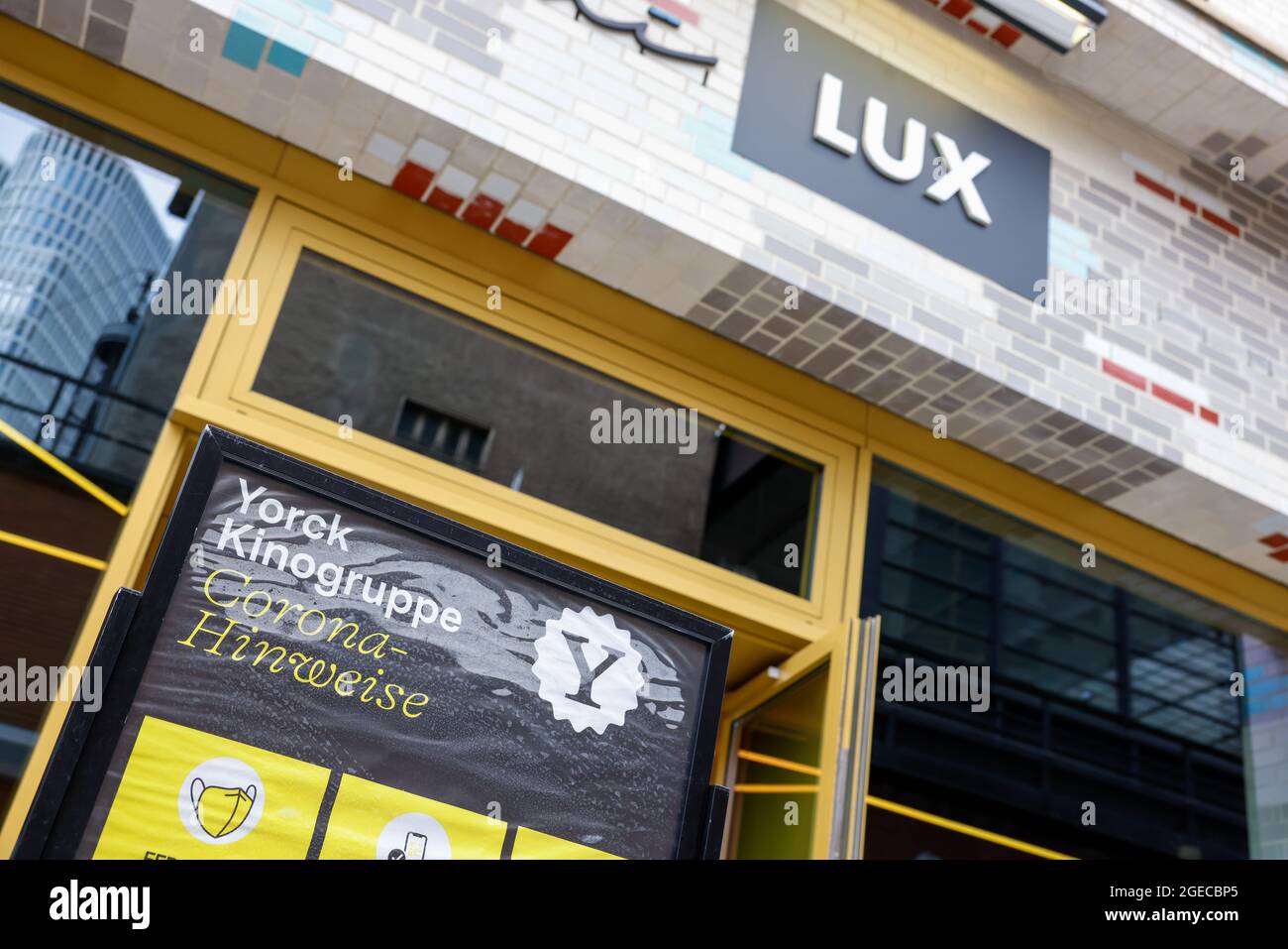 Berlin, Deutschland. August 2021. Außenansicht des Delphi Lux Kinos bei der Premiere des Films Now. Quelle: Gerald Matzka/dpa/Alamy Live News Stockfoto