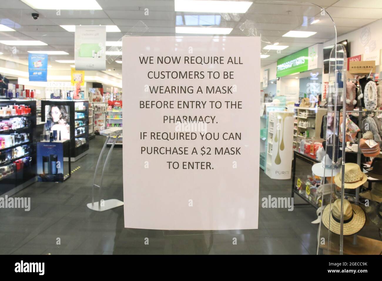 Christchurch, Neuseeland. August 2021. Ein Schild, das die Menschen daran erinnert, vor dem Eintritt in die Apotheke in der Merivale Mall in Christchurch Masken zu tragen. Neuseeland hat bisher 2,954 Coronavirus-Fälle mit 2,873 geborgenen und 26 Todesfällen bestätigt. Kredit: SOPA Images Limited/Alamy Live Nachrichten Stockfoto