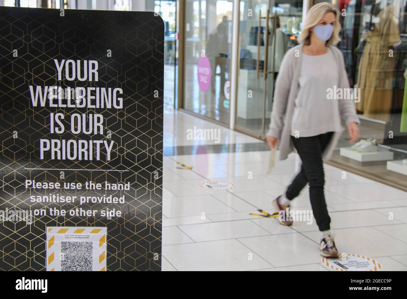 Christchurch, Neuseeland. August 2021. Ein Schild, das die Käufer daran erinnert, Handdesinfektionsmittel in der Merivale Mall in Christchurch zu verwenden. Neuseeland hat bisher 2,954 Coronavirus-Fälle mit 2,873 geborgenen und 26 Todesfällen bestätigt. Kredit: SOPA Images Limited/Alamy Live Nachrichten Stockfoto