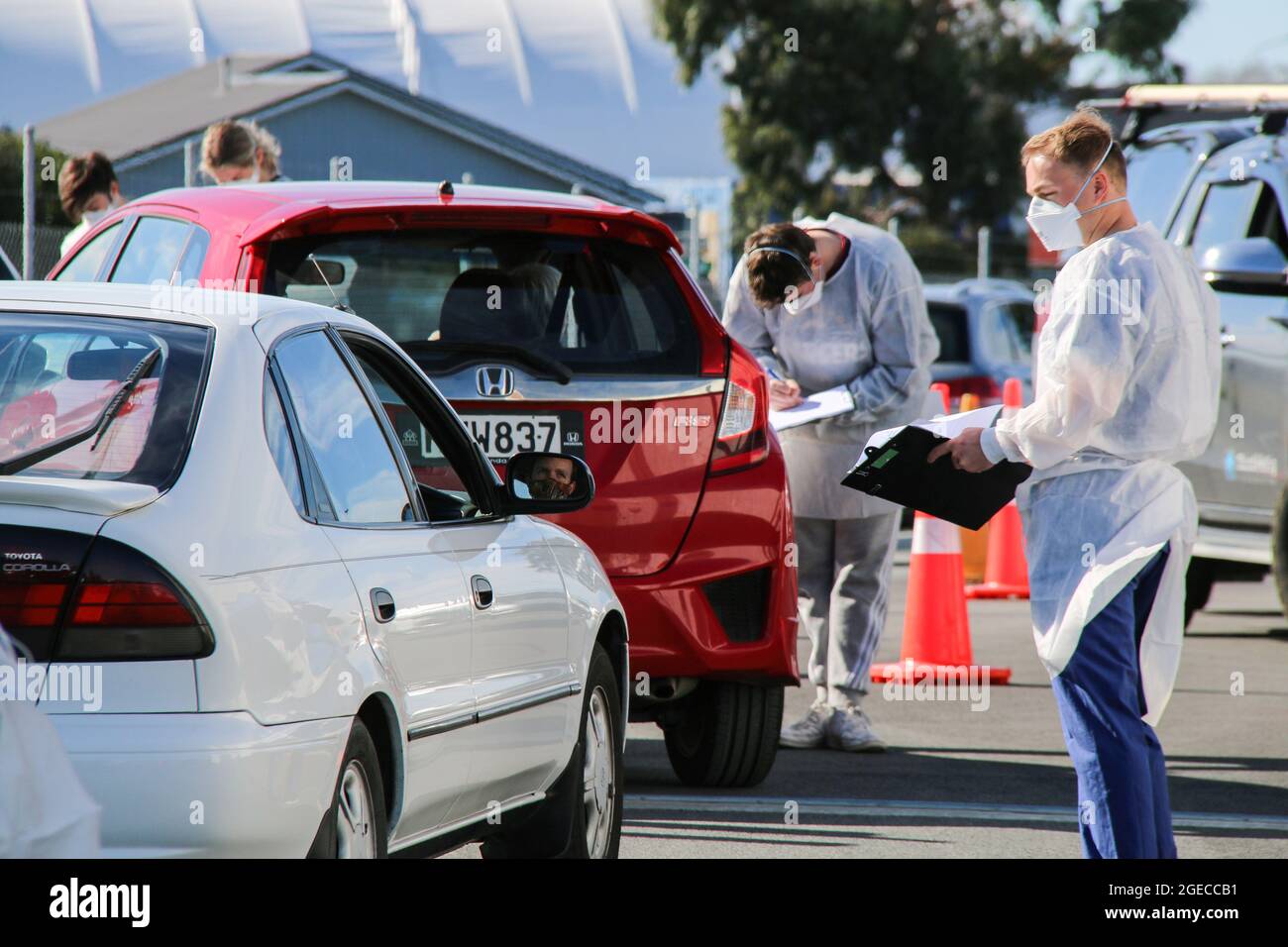 Christchurch, Neuseeland. August 2021. Gesundheitshelfer an einer Drive-Thru-Covid-19-Teststation an der Orchard Road in Christchurch. Neuseeland hat bisher 2,954 Coronavirus-Fälle mit 2,873 geborgenen und 26 Todesfällen bestätigt. (Foto von Adam Bradley/SOPA Images/Sipa USA) Quelle: SIPA USA/Alamy Live News Stockfoto