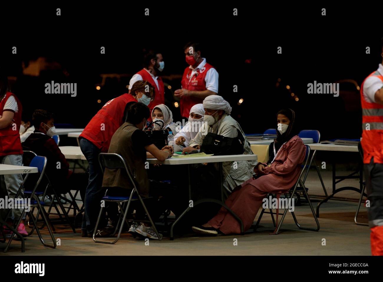 Madrid, Spanien; 19.08.2021.- das erste Flugzeug mit Rückkehrern aus Afghanistan kommt in Spanien an 53 Menschen, fünf davon Spanier, wurden evakuiert. Der Rest sind Afghanen, die mit der spanischen Regierung und ihren Familien zusammengearbeitet haben. Die A400-Maschine der Streitkräfte, die die erste Gruppe spanischer Evakuierte und afghanischer Kollaborateure mit ihren Familien bringt, kam um 4.30 Uhr mit fünfzig Personen an. Foto: Juan Carlos Rojas/Picture Alliance Stockfoto