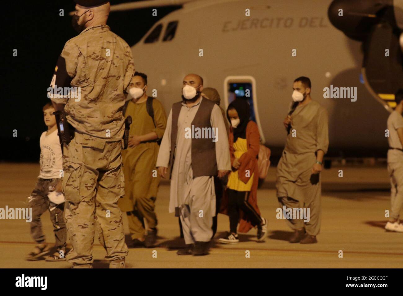 Madrid, Spanien; 19.08.2021.- das erste Flugzeug mit Rückkehrern aus Afghanistan kommt in Spanien an 53 Menschen, fünf davon Spanier, wurden evakuiert. Der Rest sind Afghanen, die mit der spanischen Regierung und ihren Familien zusammengearbeitet haben. Die A400-Maschine der Streitkräfte, die die erste Gruppe spanischer Evakuierte und afghanischer Kollaborateure mit ihren Familien bringt, kam um 4.30 Uhr mit fünfzig Personen an. Foto: Juan Carlos Rojas/Picture Alliance Stockfoto