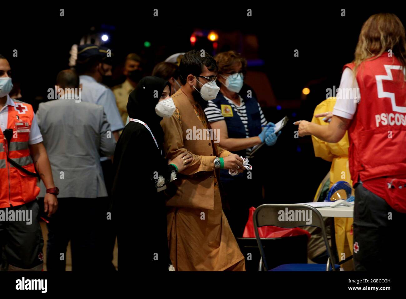 Madrid, Spanien; 19.08.2021.- das erste Flugzeug mit Rückkehrern aus Afghanistan kommt in Spanien an 53 Menschen, fünf davon Spanier, wurden evakuiert. Der Rest sind Afghanen, die mit der spanischen Regierung und ihren Familien zusammengearbeitet haben. Die A400-Maschine der Streitkräfte, die die erste Gruppe spanischer Evakuierte und afghanischer Kollaborateure mit ihren Familien bringt, kam um 4.30 Uhr mit fünfzig Personen an. Foto: Juan Carlos Rojas/Picture Alliance Stockfoto