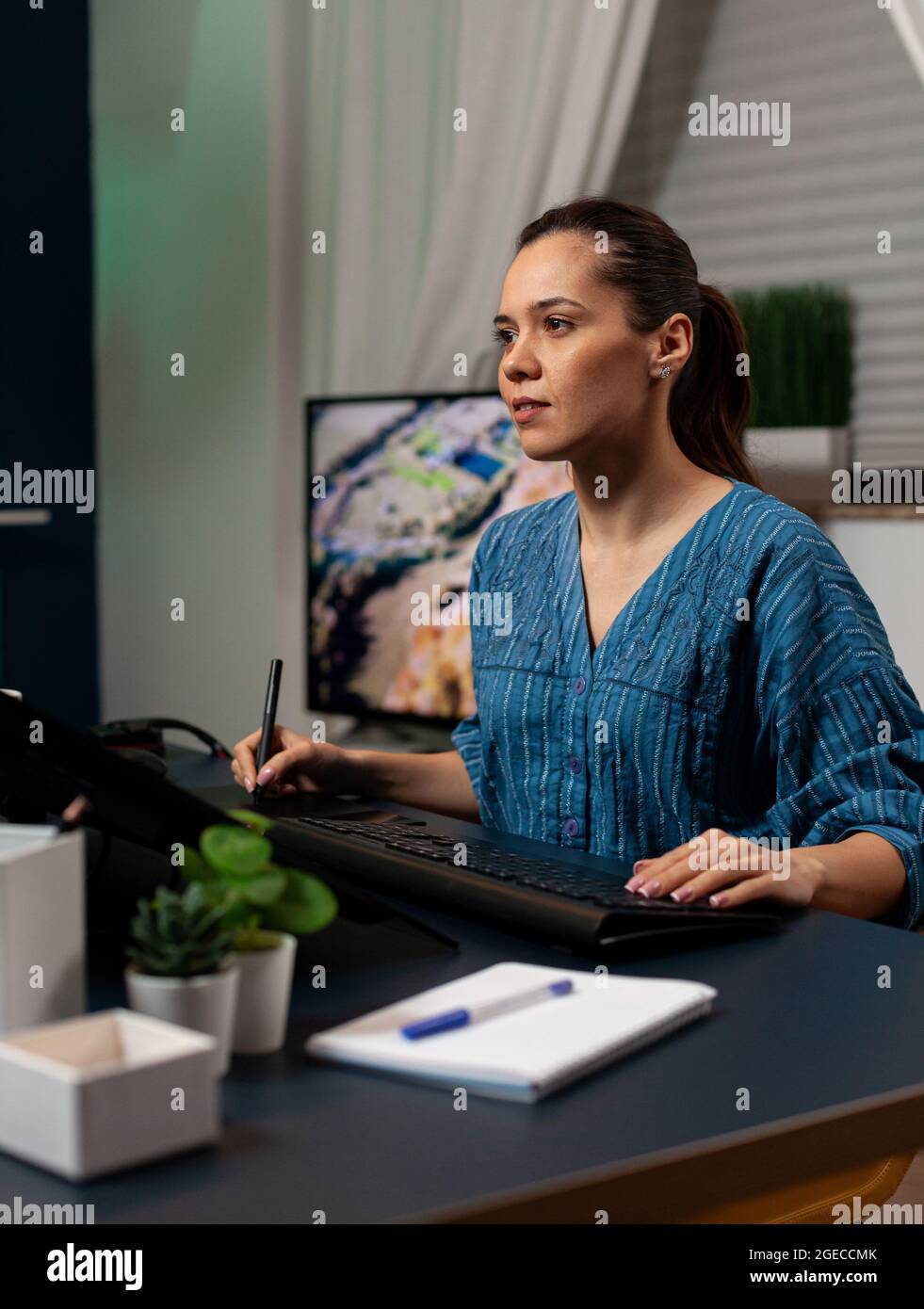 Kreative Bearbeitung Künstler mit Retuscher-Software auf Foto sitzen auf dem Schreibtisch, während die Arbeit mit Foto-Editing-Ausrüstung. Junge Frau retuschieren Projekt auf Desktop-Monitor-Computer Stockfoto