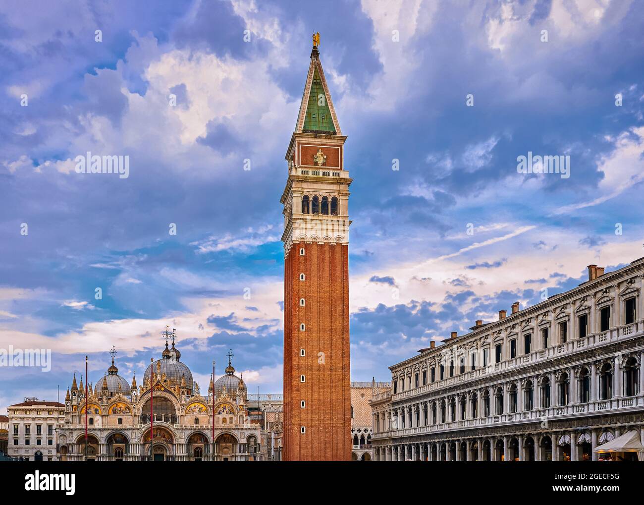 Blick auf den Markusplatz oder den markusplatz, Venedig, Italien bei Sonnenuntergang am bewölkten Tag. Campanile, Markusdom, Procurate Vecchie-Gebäude Stockfoto