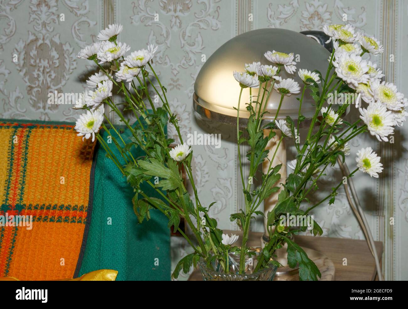 Nahaufnahme Stillleben mit Chrysanthemen Blumen und Vintage Tischlampe mit Glas Lampenschirm. Stockfoto