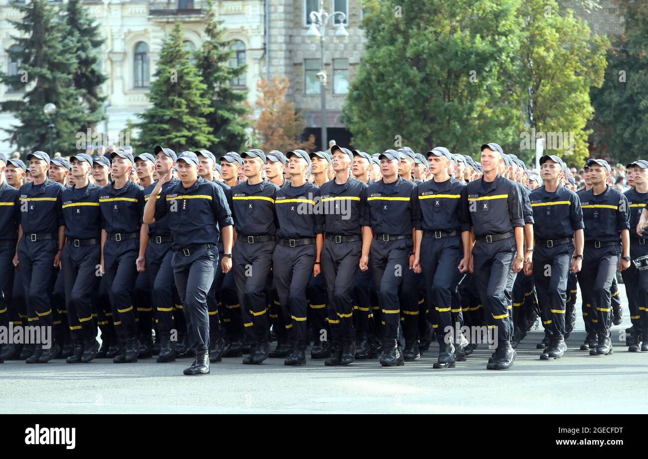 KIEW, UKRAINE - 18. AUGUST 2021 - Ukrainische Retter marschieren vor der Parade zum Kiewer Unabhängigkeitstag auf die Chreschtschatyk-Straße Stockfoto