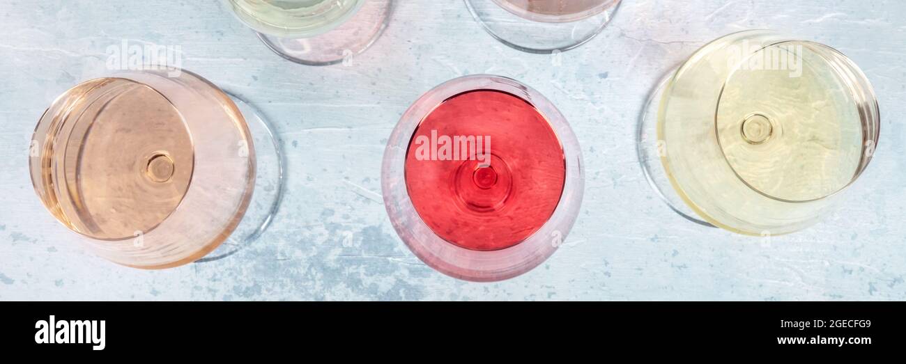 Rose und Weißwein, oben flach Lay Panorama mit einem Platz für Text. Weinprobe, elegante Gläser Stockfoto