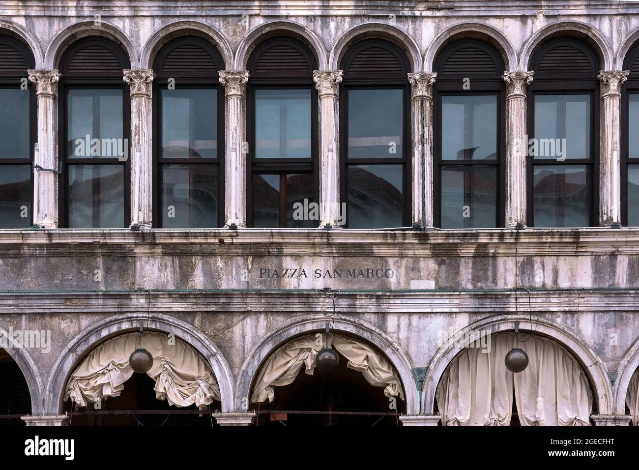 Nahaufnahme der Fassade des Gebäudes Procurate Vecchie auf dem Markusplatz oder dem markusplatz, Venedig, Italien. Sogar Reihen von Bögen und Fenstern. Stockfoto