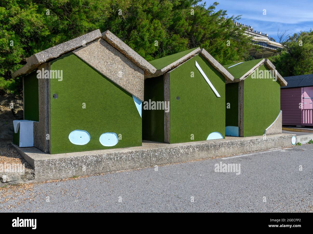 18 Löcher (2008) von Richard Wilson. Der Künstler recycelt einen alten verrückten Golfplatz Sägen es bis zu drei Skulpturen in Form von Strandhütten. Stockfoto